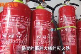 夏季车载灭火器不要乱放，放错地方出事后悔莫及，你一般放在哪？图片