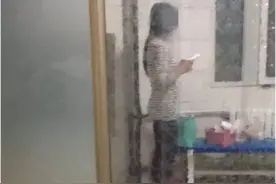 山西高校一男性戴假发扮女生混入女浴室拍视频，被当场逮住图片