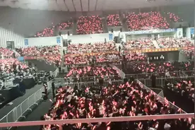 易烊千玺粉丝全场合唱应援曲《到远方》，感动哭了！