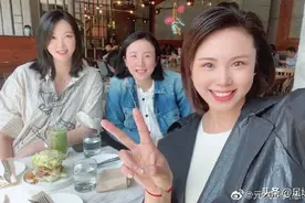 女排3名将聚餐！惠若琪曾春蕾挺孕肚见面，2位准妈妈笑开花，幸福图片