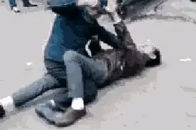 搞笑动图：大爷下手可真狠图片