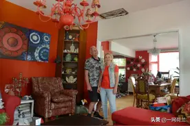 蜜蜂在壁炉烟囱中筑巢，蜂蜜从天花板流出图片