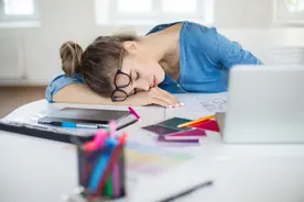 睡觉流口水是睡得香？睡觉流口水警惕6大疾病，老年人尤其注意图片