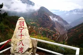 丽宁山路十八弯 云贵高原一奇景——徐驰先生拍摄的作品《路》图片