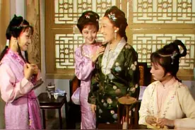 红楼中紫鹃为自保站队薛姨妈，导致黛玉彻底被隔绝图片