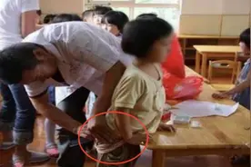 4岁女儿放学回家哭泣，大喊“我想尿尿”，脱下裤子后妈妈崩溃图片