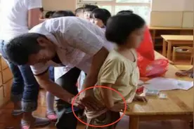 4岁女儿放学回家哭泣，大喊“我想尿尿”，脱下裤子后妈妈崩溃图片