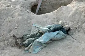 新疆出土现实版“僵尸”，穿青衣、留长辫，工人觉得邪门急忙报警图片