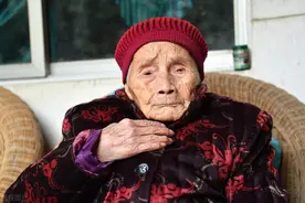 68岁大爷哭诉：家有长寿老人根本不是福气，希望父亲早点离开图片