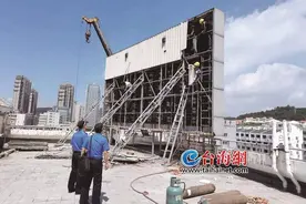 提升城市颜值 厦门思明城管拆除海洋学院顶楼巨型LED广告牌图片