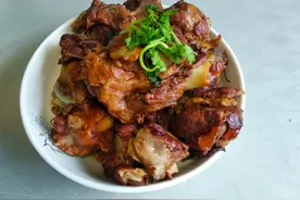 周末丈母娘来串门，我做了3个菜，媳妇：待客不摆三盘菜你不懂吗图片