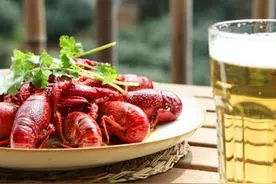 小龙虾+啤酒=夏天标配？ 医生提醒：小心结石找上门图片
