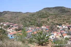 栖霞农村：300年的大槐树对面，住了一位99岁的老爷爷图片
