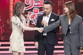 戚薇吴宣仪同喝一杯奶茶，镜头特写到两人嘴型，真吃假吃一目了然图片