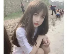 搞笑特辑：嫂子打水漂的姿势真的标准至极，就是距离有点远图片