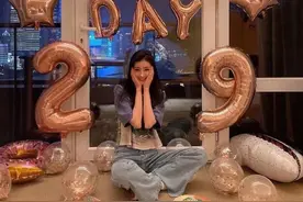 迪丽热巴下班独自庆生，穿T恤喇叭裤手摆29，鼻尖挂奶油更增特色图片