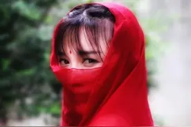 李子柒颁奖活动上，一身旗袍再现中国风，当真是山里走出来的仙女图片