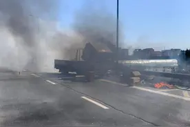 “快来帮帮忙，我的车着火了！”车主惊慌失措打电话求助图片