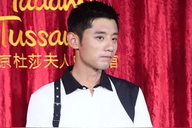 张继科长得确实帅，即使穿着简约的白短袖，也挡不住健硕的身材图片
