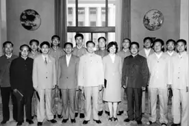 1959年人民大会堂举办国宴，天花板上藏着50个人，他们是谁呢？图片