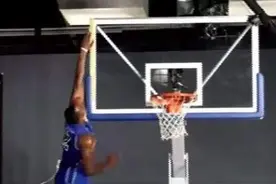 NBA里摸到篮板上沿有谁？霍华德只差一点，真有2人亲承能摸到图片