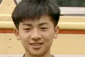 30年前水灾捐款现场：赵本山捐2万，潘美辰捐10万，杭天琪捐1万图片