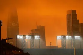 这里是美国，山火肆虐致血色天空如末日，佩洛西：地球母亲很愤怒图片