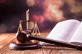 表妹从银行取钱出来，遇上了飞车抢劫，没想男子逃跑时，撞车了图片
