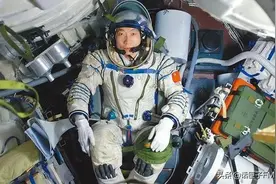 “在痛苦的极点，我真的以为自己要牺牲了。”杨利伟《太空一日》再刷屏图片