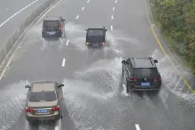 高速上突然下起大暴雨，靠边停还是继续走？交警：学正确做法保命图片
