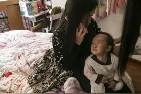 实拍80后单亲妈妈的夜场生活，开宝马上班但生活很心酸图片