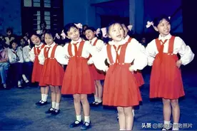 满满的回忆！70年代的小学生老照片，拍摄于1976年的上海图片