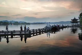 浙江杭州两片湖，一片“天堂的后花园”，一片“一半勾留是此湖”图片