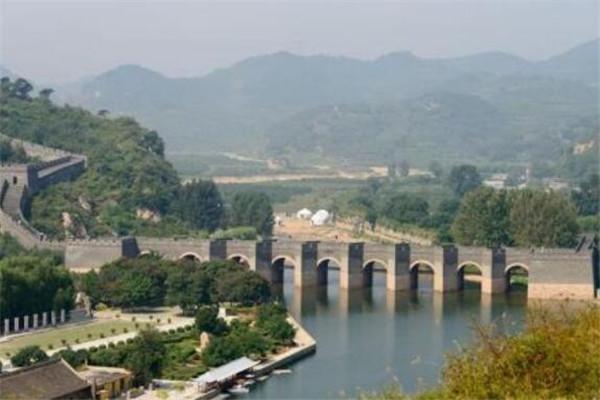 葫芦岛十大著名旅游景点，兴城古城兴建于明朝初年间，它在目前也属于是我国保存得最完整明朝古城之一