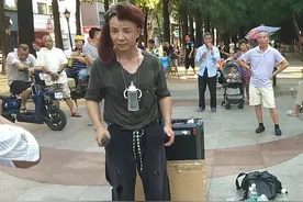 东莞长安网红街怪状：自称流浪歌手，扮乞丐搂美女，只为一炮而红图片