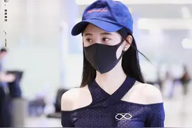 鞠婧祎戴口罩现身机场，穿交叉带露肩上衣秀雪肤图片