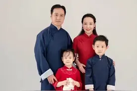关凌晒全家福庆结婚10周年，一双儿女颜值高，丈夫被赞像张信哲图片
