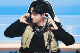 伞兵在赛场悄悄要王一博签名，被拍到却不知情，假装无事太不自然图片