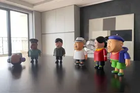 李荣浩晒乡村爱情手办，小眼睛设计太形象，看半天竟认不出自己图片