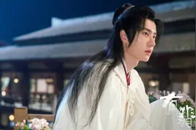 王一博《有翡》黑白两套服装上演蓝忘机和魏无羡图片