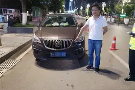 “考虑过车上坐着你的孕妻和幼女没？”男子醉驾被交警逮个正着图片