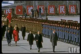尼克松访华：走下飞机第一眼看到标语被震住了图片