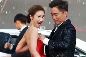 吴宗宪帮女儿提抹胸裙被吐槽，多次亲密举动后，网友：注意分寸图片