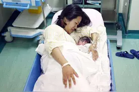 产妇生下黑人宝宝，丈夫刚想质疑妻子，婆婆却主动解围：怪你爸图片