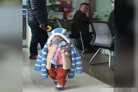 有种冷叫“爷爷觉得你冷”，孙子被裹成一团，网友：还能走路吗？图片