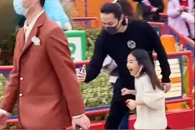 戚薇夫妇带女儿游迪士尼，lucky玩刺激项目胆子大，一脸开心图片