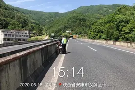 男子为走近路骑自行车上高速 安康高速交警迅速处置图片