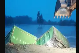 卡车司机投车堵住决堤口：刚贷款买了3个月的车，心疼得像在做梦图片