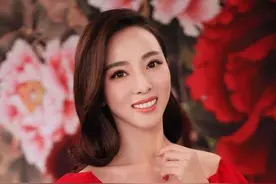 中华美女传-李思思，平时撸铁、练舞、看书，老公是60岁老头？图片