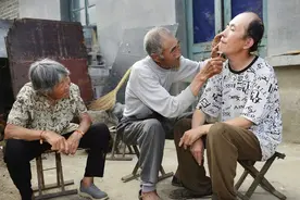 八旬老夫妇抚养智障弃婴37年不离不弃，谱写了一曲人间大爱的赞歌图片